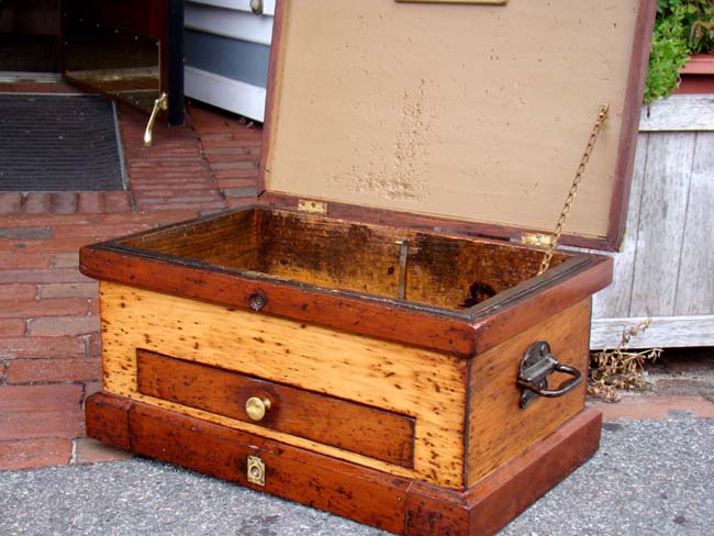 A beautiful small mid 19th century carpenters chest circa 1850 — image 2